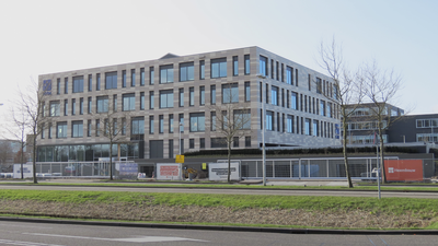 902258 Gezicht op de nieuwbouw van het hoofdkantoor van de makelaarsvereniging NVM aan de Orteliuslaan, op het ...